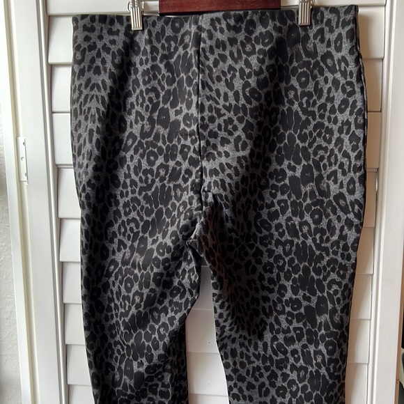 Boston Proper | Leopard Ponte Legging Heather Grey - Picture 2 of 11